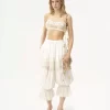 Biustonosz typu bralette z cienkimi ramiączkami i falbanką, wykonany z haftowanej koronki Biustonosz typu bralette z cienkimi ramiączkami i falbanką, wykonany z haftowanej koronki
