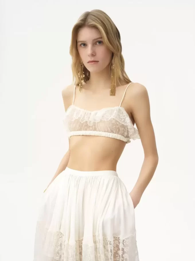 Biustonosz typu bralette z cienkimi ramiączkami i falbanką, wykonany z haftowanej koronki Biustonosz typu bralette z cienkimi ramiączkami i falbanką, wykonany z haftowanej koronki
