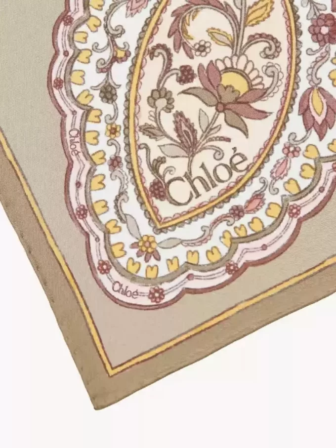Chloé Chloé Paisley w kwadratowym szalu z jedwabnego twillu Chloé Chloé Paisley w kwadratowym szalu z jedwabnego twillu