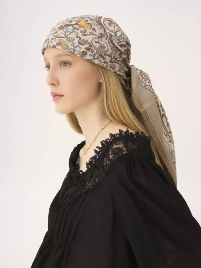 Chloé Chloé Paisley w kwadratowym szalu z jedwabnego twillu Chloé Chloé Paisley w kwadratowym szalu z jedwabnego twillu