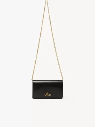 Chloé Iconic portfel z klapką na łańcuszku z błyszczącej skóry