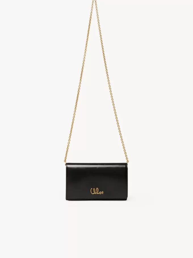 Chloé Iconic portfel z klapką na łańcuszku z błyszczącej skóry