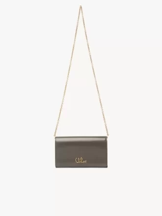 Chloé Iconic portfel z klapką na łańcuszku z błyszczącej skóry
