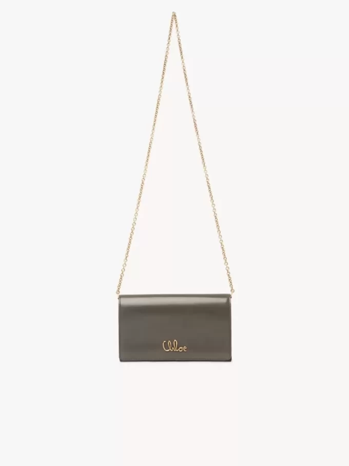 Chloé Iconic portfel z klapką na łańcuszku z błyszczącej skóry
