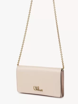 Chloé Iconic portfel z klapką na łańcuszku z błyszczącej skóry