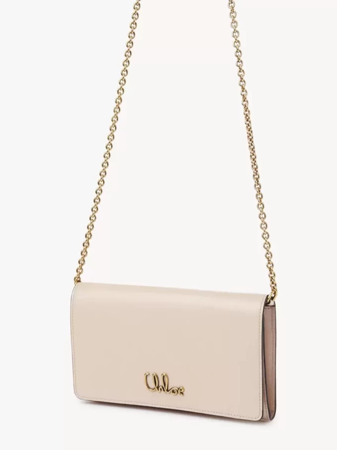 Chloé Iconic portfel z klapką na łańcuszku z błyszczącej skóry