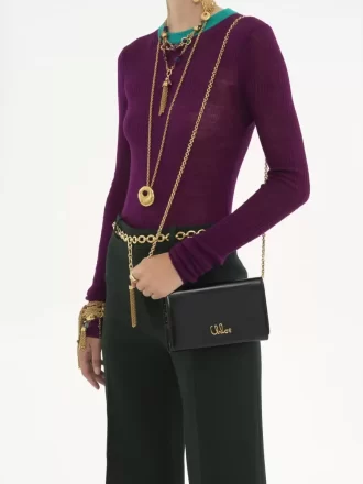 Chloé Iconic portfel z klapką na łańcuszku z błyszczącej skóry