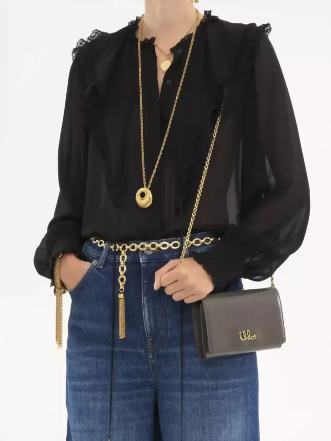 Chloé Iconic portfel z klapką na łańcuszku z błyszczącej skóry
