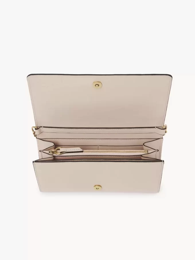 Chloé Iconic portfel z klapką na łańcuszku z błyszczącej skóry