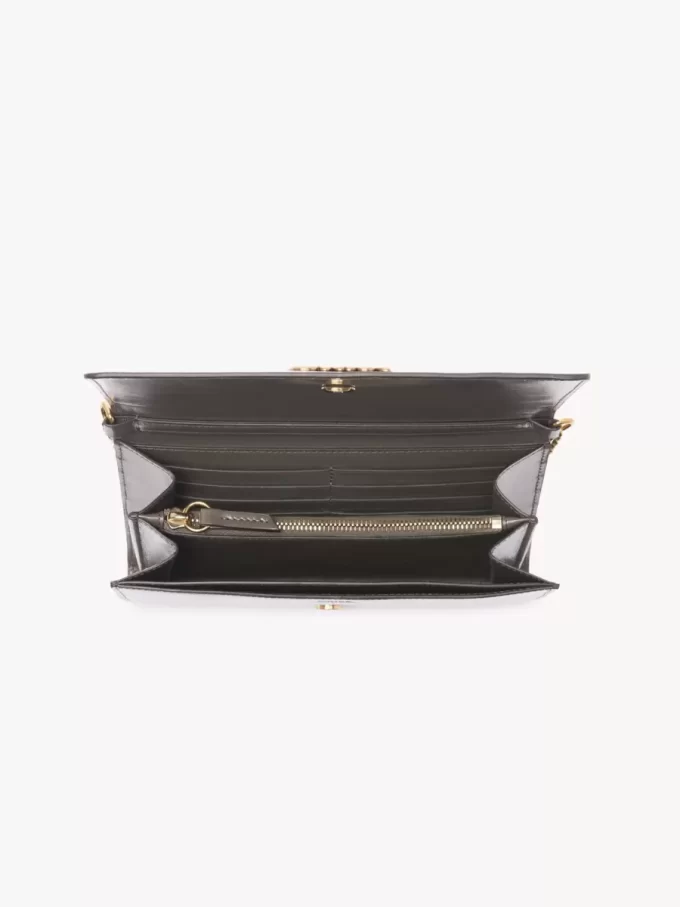 Chloé Iconic portfel z klapką na łańcuszku z błyszczącej skóry