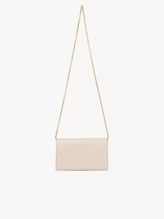 Chloé Iconic portfel z klapką na łańcuszku z błyszczącej skóry