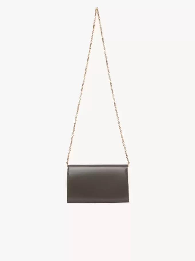 Chloé Iconic portfel z klapką na łańcuszku z błyszczącej skóry