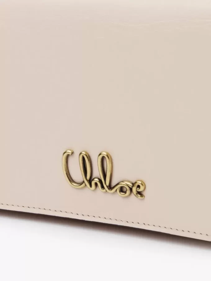 Chloé Iconic portfel z klapką na łańcuszku z błyszczącej skóry