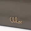 Chloé Iconic portfel z klapką na łańcuszku z błyszczącej skóry
