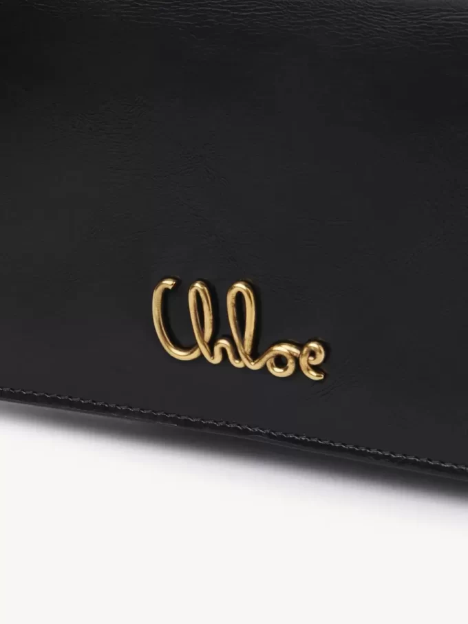Chloé Iconic portfel z klapką na łańcuszku z błyszczącej skóry