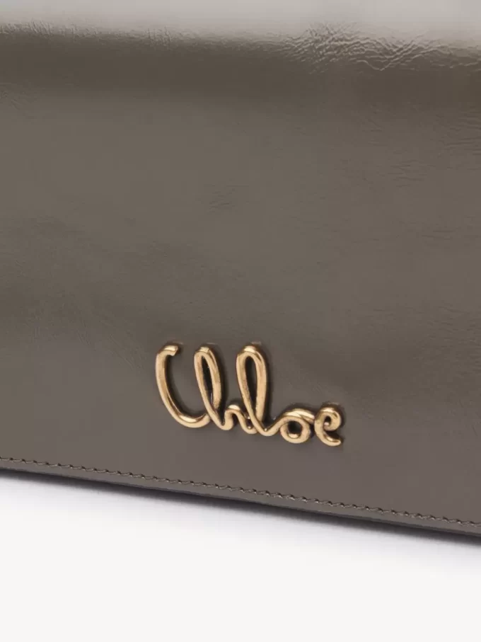 Chloé Iconic portfel z klapką na łańcuszku z błyszczącej skóry