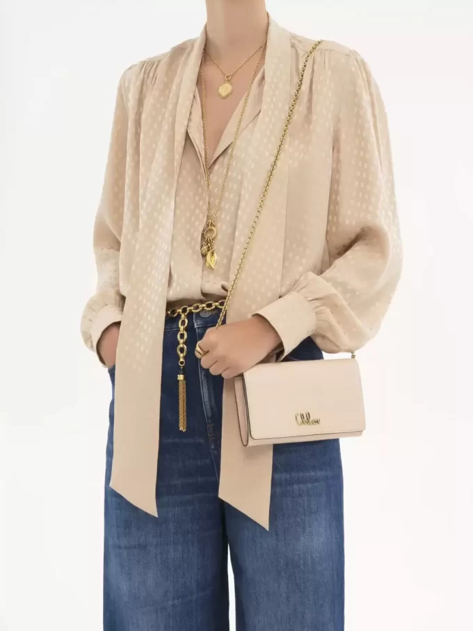Chloé Iconic portfel z klapką na łańcuszku z błyszczącej skóry