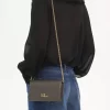 Chloé Iconic portfel z klapką na łańcuszku z błyszczącej skóry