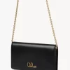 Chloé Iconic portfel z klapką na łańcuszku z błyszczącej skóry