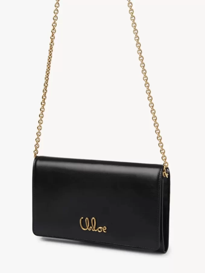 Chloé Iconic portfel z klapką na łańcuszku z błyszczącej skóry