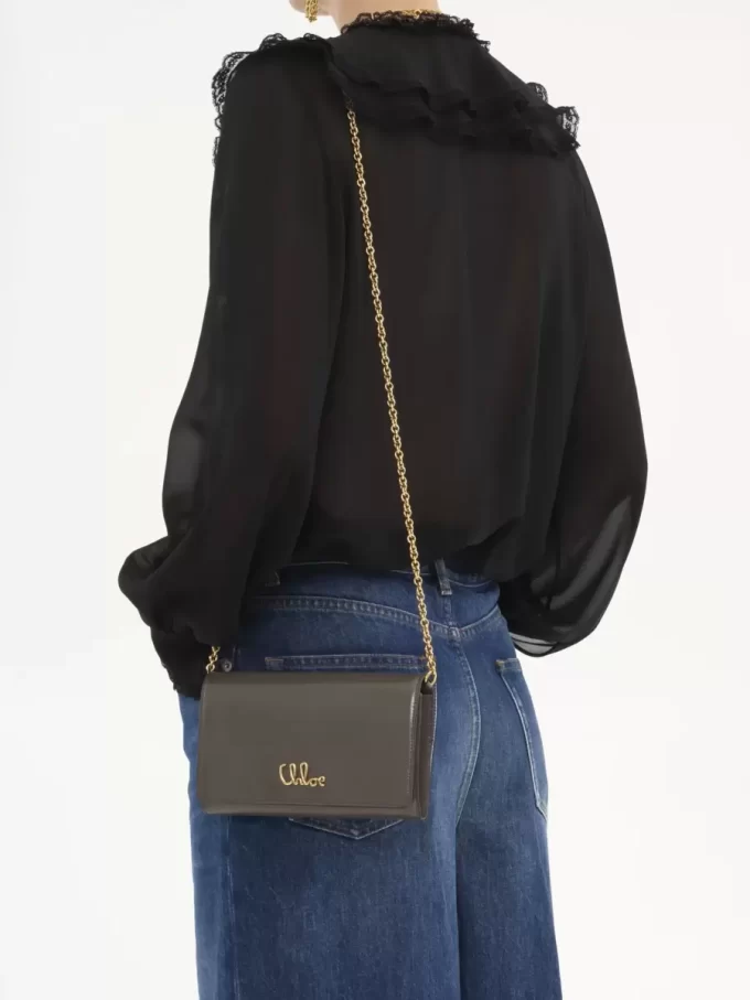 Chloé Iconic portfel z klapką na łańcuszku z błyszczącej skóry
