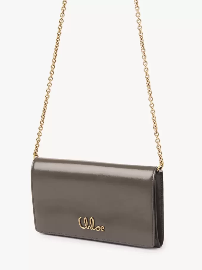 Chloé Iconic portfel z klapką na łańcuszku z błyszczącej skóry