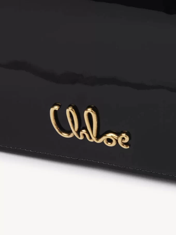Chloé Iconic portfel z klapką na łańcuszku ze skóry lakierowanej