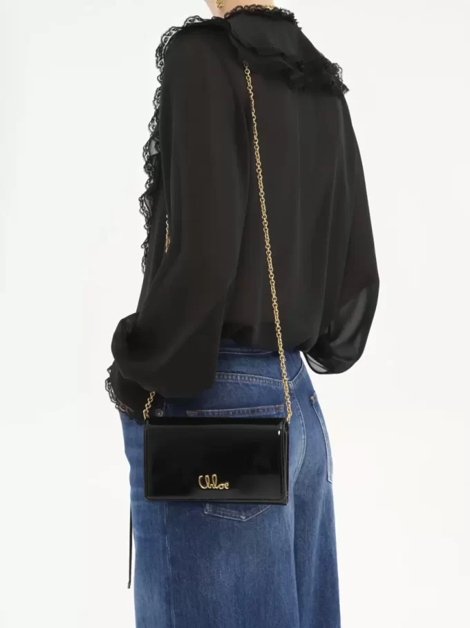 Chloé Iconic portfel z klapką na łańcuszku ze skóry lakierowanej