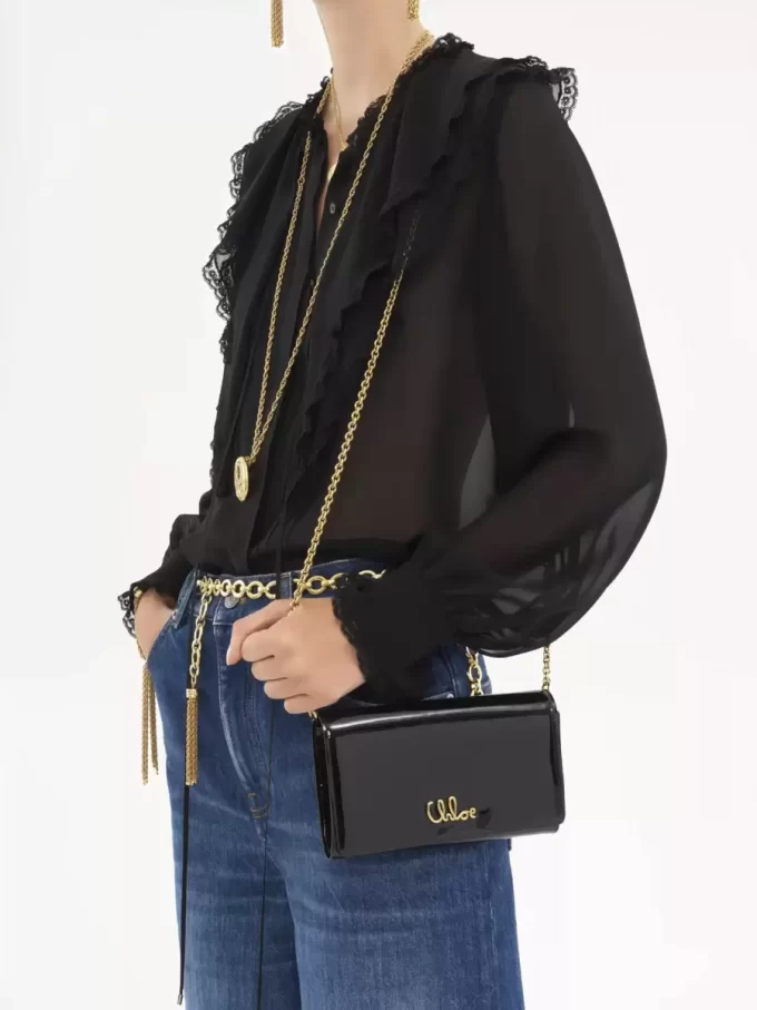 Chloé Iconic portfel z klapką na łańcuszku ze skóry lakierowanej