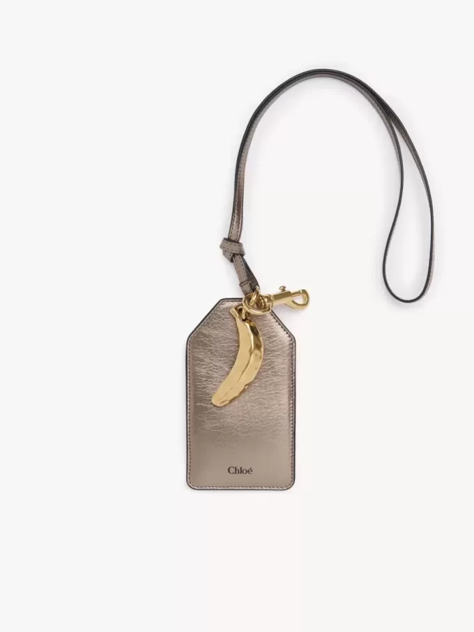 Chloé Symbols Banana tag ze skóry metalizowanej Chloé Symbols Banana tag ze skóry metalizowanej