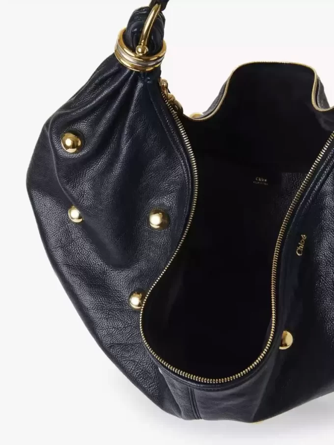 Duża torba typu hobo z bransoletą ze skóry licowej z ćwiekami Duża torba typu hobo z bransoletą ze skóry licowej z ćwiekami