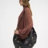 Duża torba typu hobo z bransoletą ze skóry licowej z ćwiekami Duża torba typu hobo z bransoletą ze skóry licowej z ćwiekami