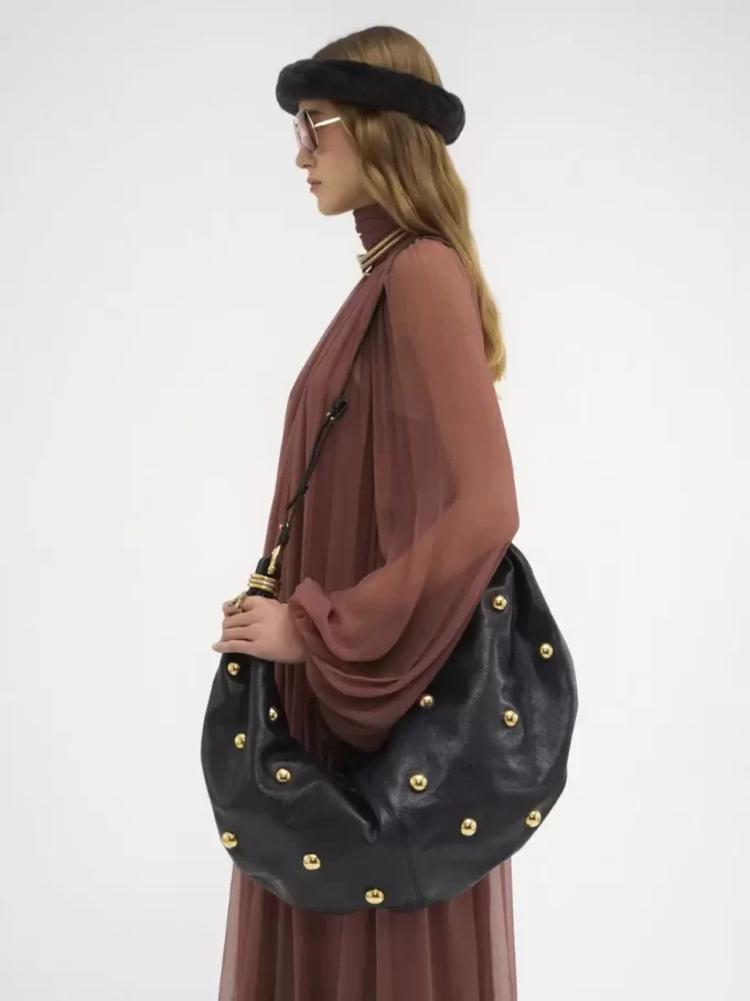 Duża torba typu hobo z bransoletą ze skóry licowej z ćwiekami Duża torba typu hobo z bransoletą ze skóry licowej z ćwiekami