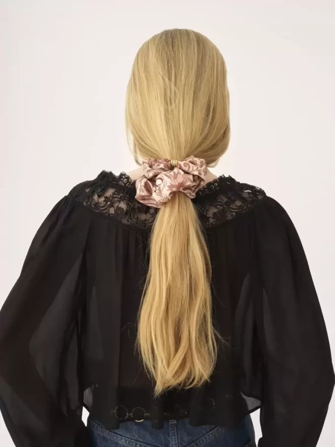 Gumka do włosów Chloé Paisley z jedwabnego skośnego materiału Gumka do włosów Chloé Paisley z jedwabnego skośnego materiału