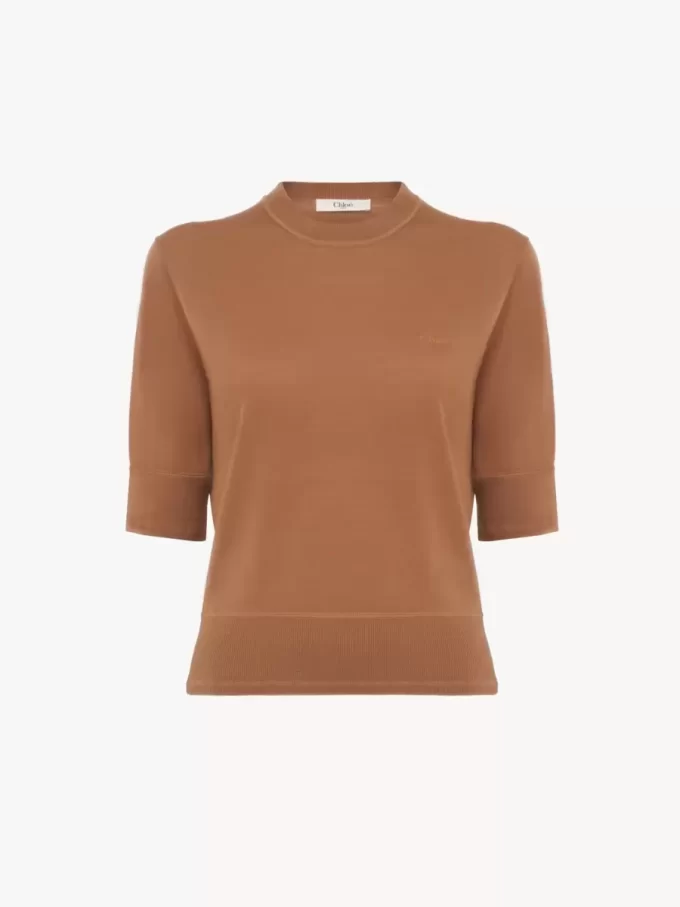 Krótki sweter z logo, wykonany z cienkiej wełny merynosów Krótki sweter z logo, wykonany z cienkiej wełny merynosów