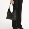 Mała torba typu hobo Marcie z błyszczącej skóry Mała torba typu hobo Marcie z błyszczącej skóry