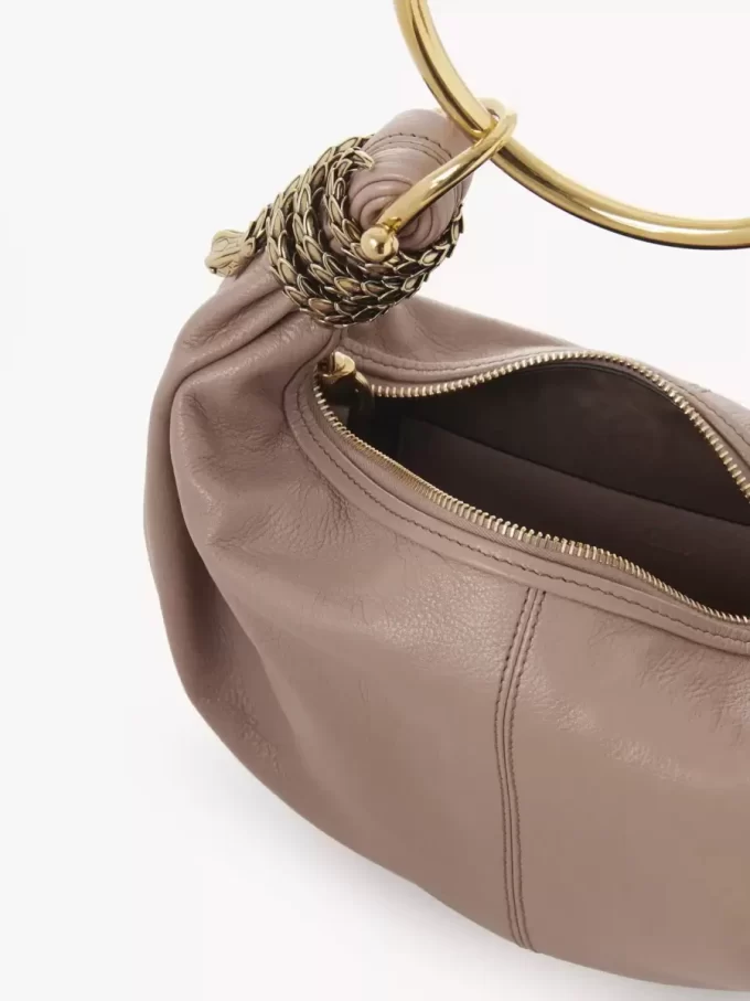Mała torba typu hobo z bransoletką w kształcie węża ze skóry licowej Mała torba typu hobo z bransoletką w kształcie węża ze skóry licowej