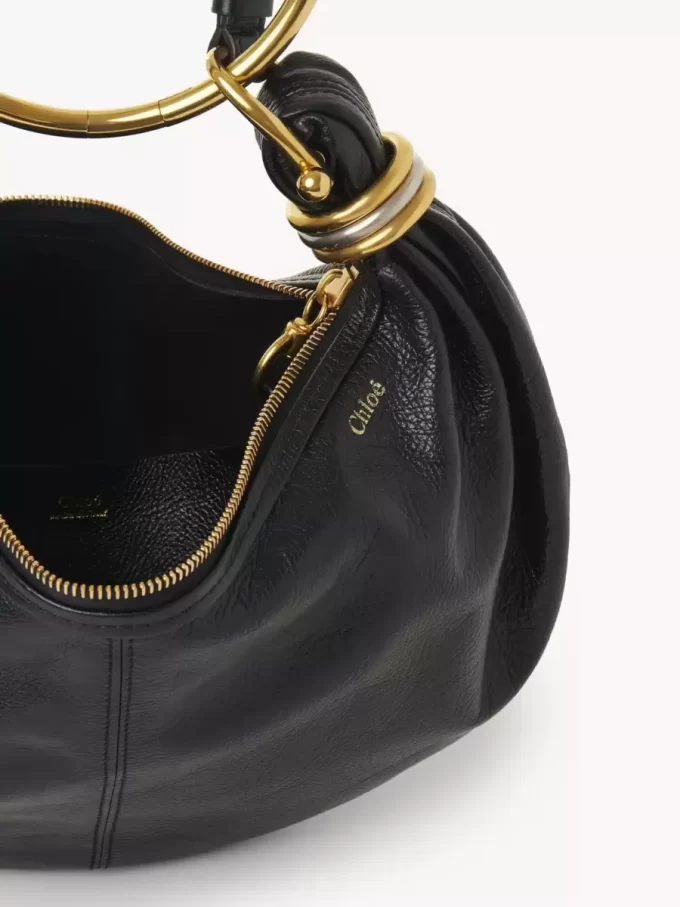 Mała torba typu hobo z bransoletką ze skóry licowej Mała torba typu hobo z bransoletką ze skóry licowej