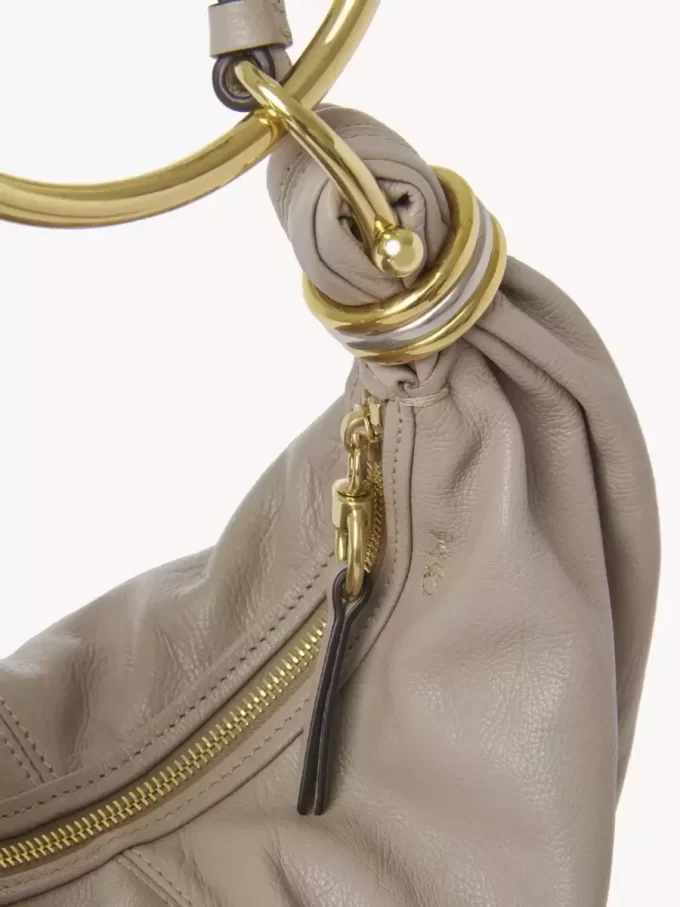 Mała torba typu hobo z bransoletką ze skóry licowej Mała torba typu hobo z bransoletką ze skóry licowej