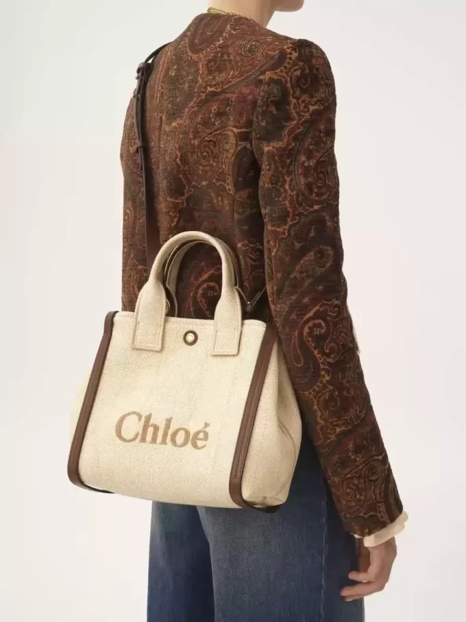 Mała torba typu tote Chloé Carry z włókien imitujących rafię Mała torba typu tote Chloé Carry z włókien imitujących rafię