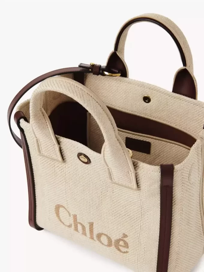 Mała torba typu tote Chloé Carry z włókien imitujących rafię Mała torba typu tote Chloé Carry z włókien imitujących rafię