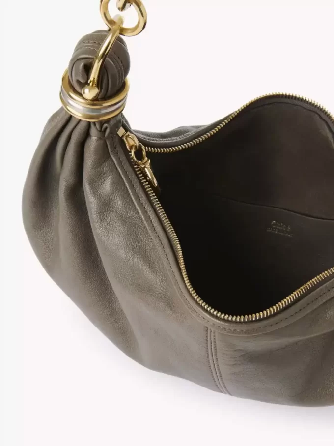 Mała torebka typu hobo z bransoletą ze skóry licowej Mała torebka typu hobo z bransoletą ze skóry licowej