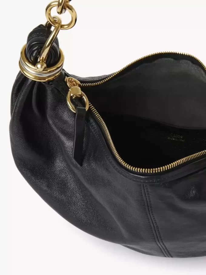 Mała torebka typu hobo z bransoletą ze skóry licowej Mała torebka typu hobo z bransoletą ze skóry licowej