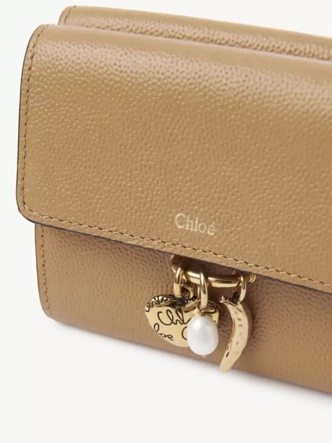 Mały portfel Chloé Charms w trzech składanych egzemplarzach ze skóry licowej Mały portfel Chloé Charms w trzech składanych egzemplarzach ze skóry licowej