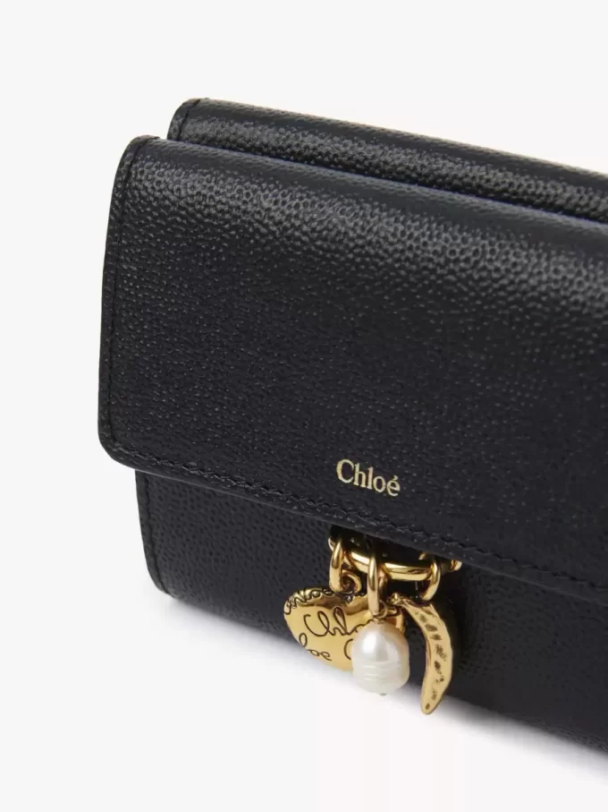 Mały portfel Chloé Charms w trzech składanych egzemplarzach ze skóry licowej Mały portfel Chloé Charms w trzech składanych egzemplarzach ze skóry licowej