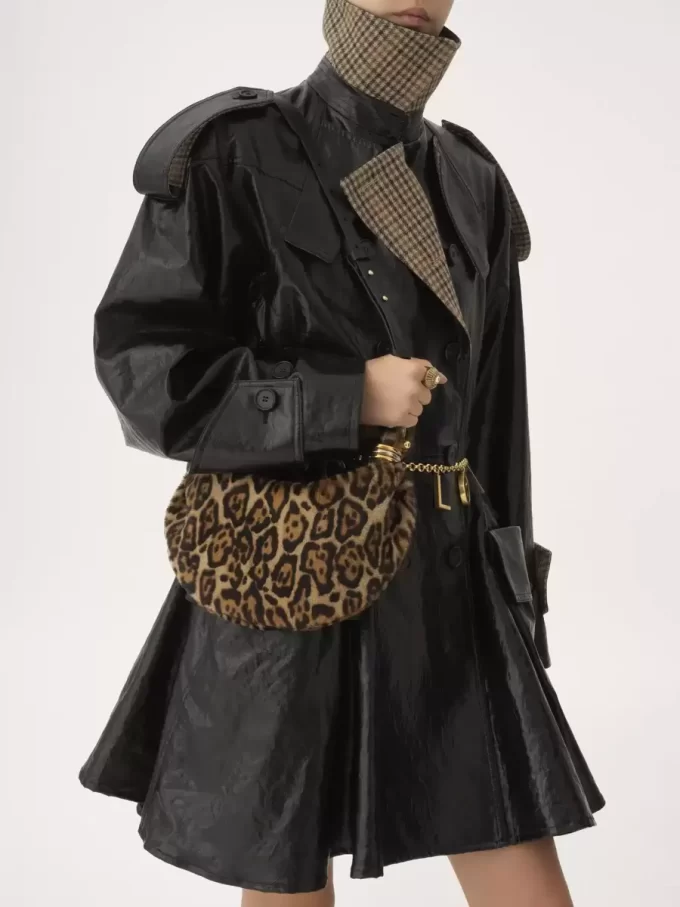 Mini torebka typu hobo z bransoletką z owczej skóry w panterkę Mini torebka typu hobo z bransoletką z owczej skóry w panterkę