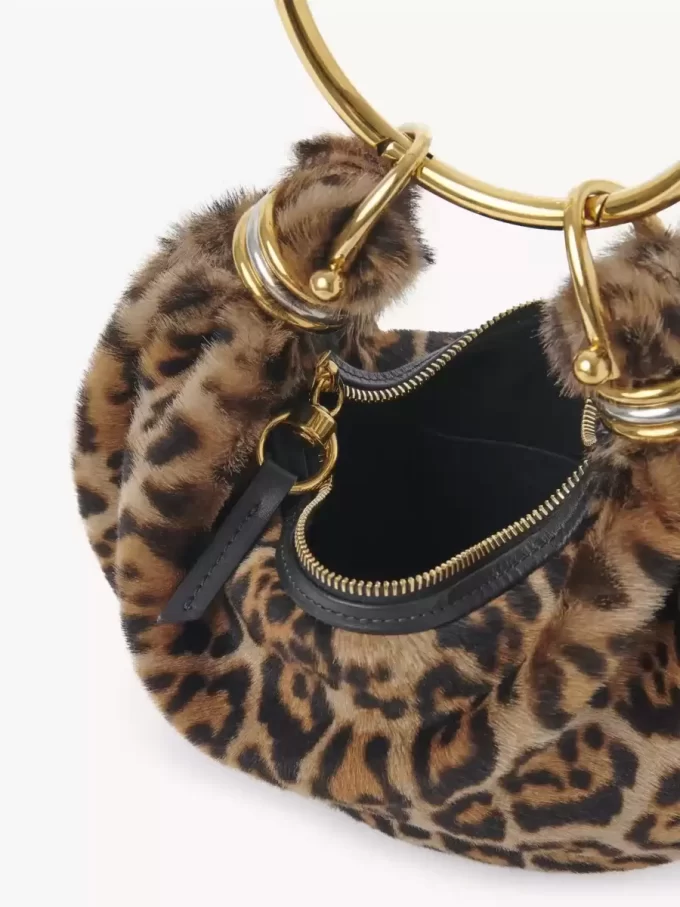 Mini torebka typu hobo z bransoletką z owczej skóry w panterkę Mini torebka typu hobo z bransoletką z owczej skóry w panterkę