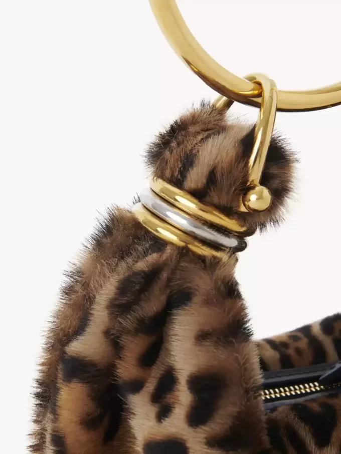 Mini torebka typu hobo z bransoletką z owczej skóry w panterkę Mini torebka typu hobo z bransoletką z owczej skóry w panterkę