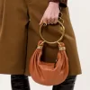 Mini torebka typu hobo z bransoletką ze skóry licowej Mini torebka typu hobo z bransoletką ze skóry licowej
