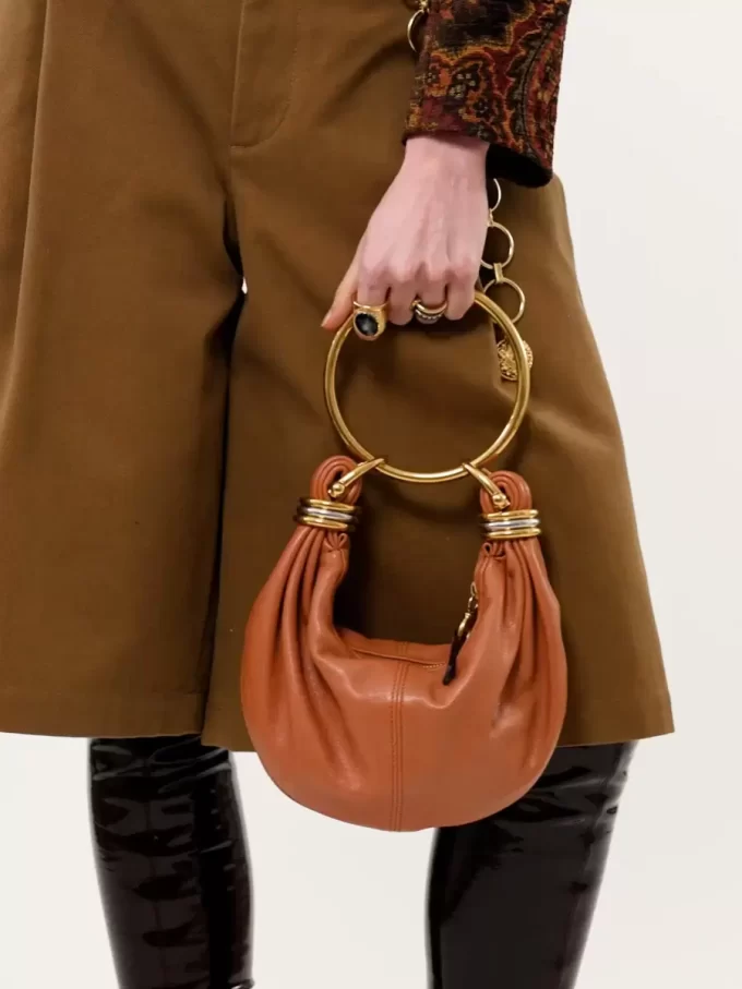 Mini torebka typu hobo z bransoletką ze skóry licowej Mini torebka typu hobo z bransoletką ze skóry licowej